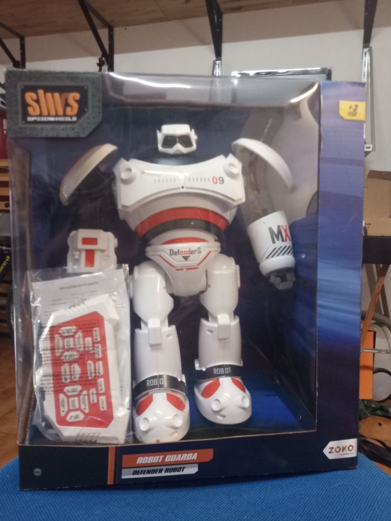 Robô brinquedo Defender