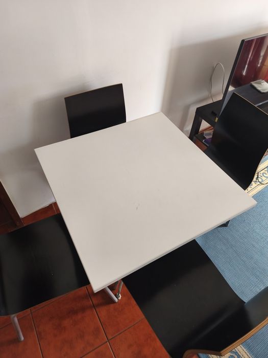 Mesa já com 4 cadeiras
