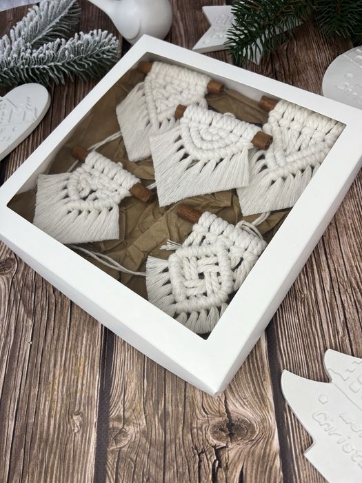 Ялинкові іграшки з макраме та корицею
