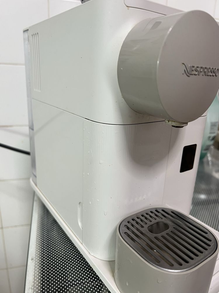 Máquina de café - Nespresso Latissima One + oferta suporte capsulas