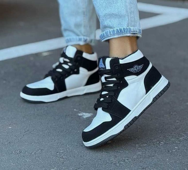 Зимние женские высокие кроссовки с мехом чёрно белые