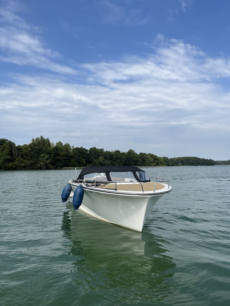 Piękna klasyczna łódz motorowa Riviera 24