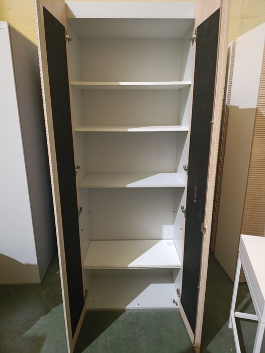 Szafa z półkami akustyczne.