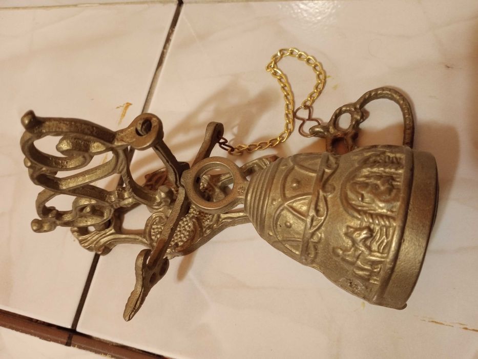 stary mosiężny dzwon