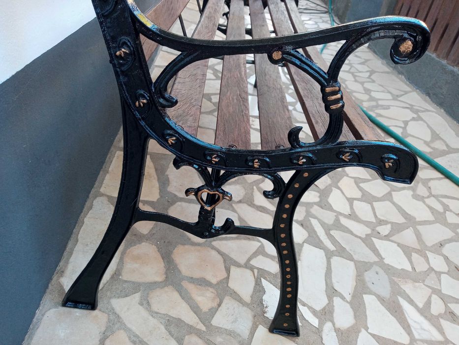 Lindo banco de jardim restaurado