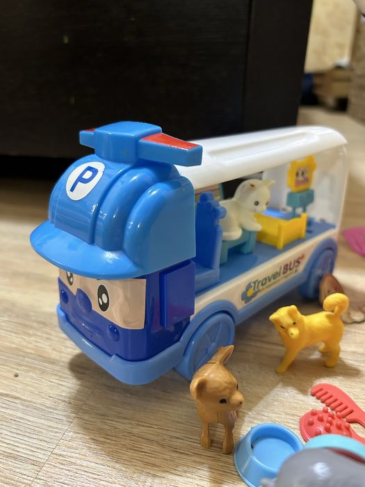 Іграшковий автобус з звірятами