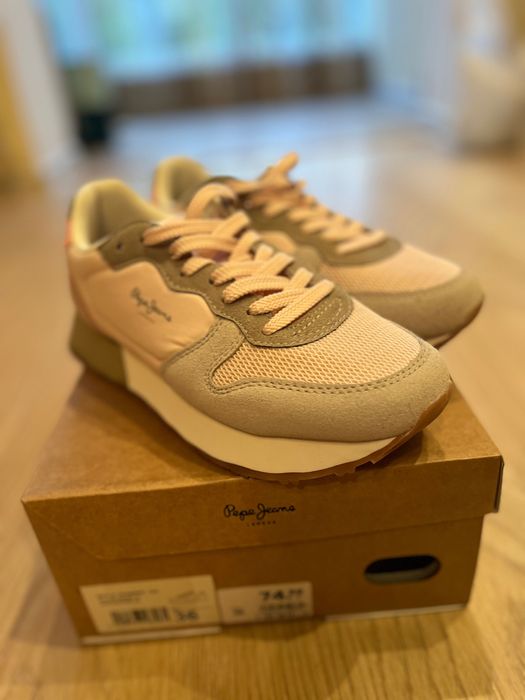 Взуття, одяг, кросівки