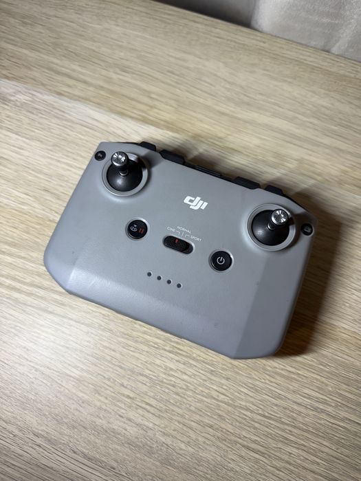 Pilot kontroler do drona DJI