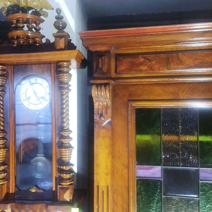 Stara piękna bieliżniarka dębowa w orzechu kolorowe szybki