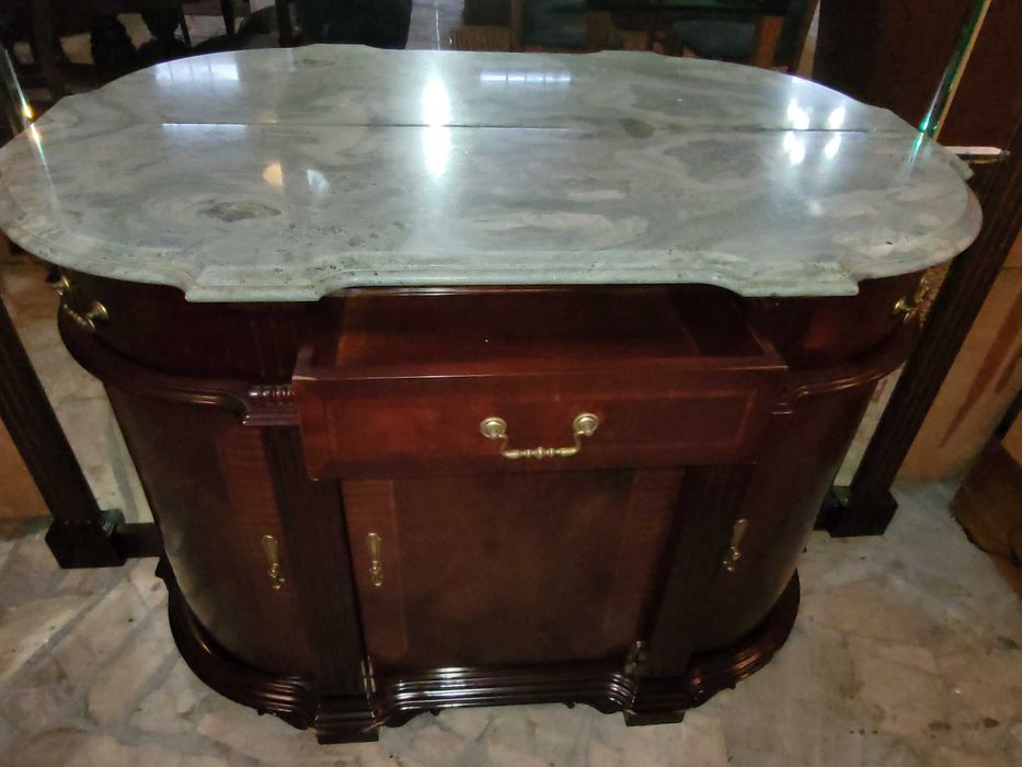 Consola em madeira com tampo em pedra com enorme espelho