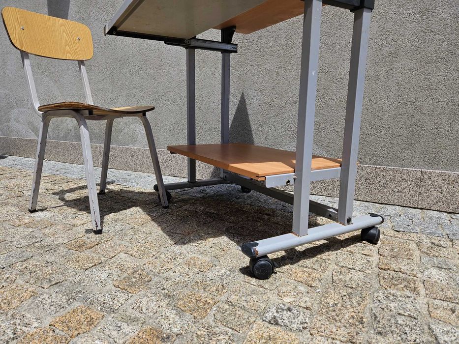 Mesa de estudo individual com prateleiras