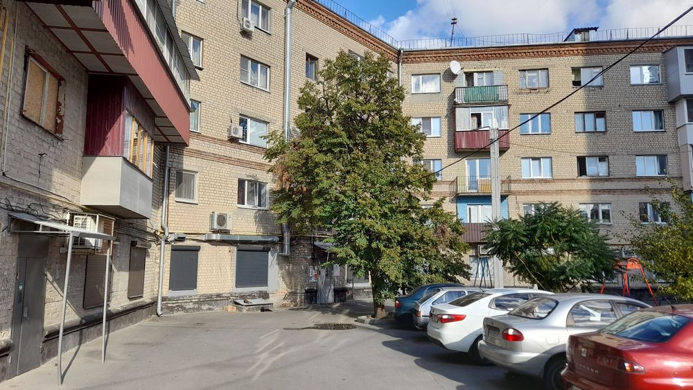 Продам кімнату готельного типу, центр, метро Левада