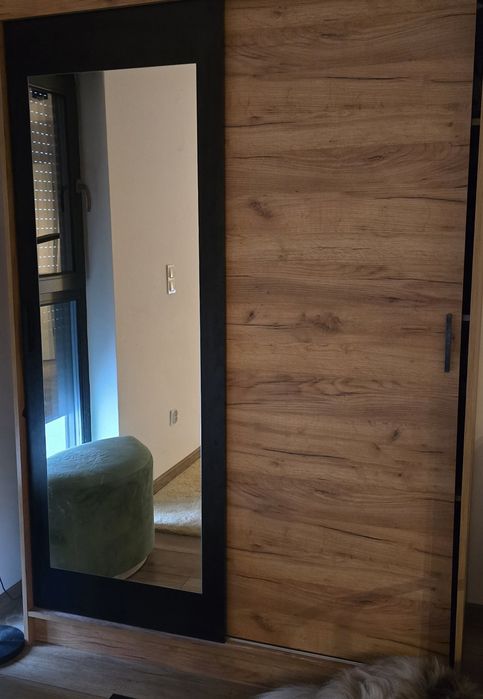 Szafa używana pół roku z lustrem drzwi przesuwne