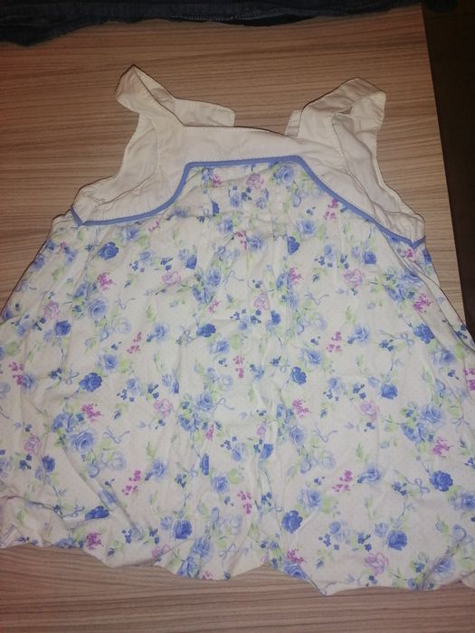 Roupa de menina impecável