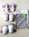 Conjunto de cotoveleira, joelheira e proteção para as mãos .
