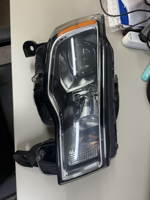 Lampa lampy przód Jeep Grand Cherokee WK2 lift. Prawa i lewa USA.