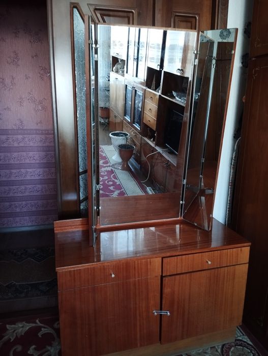 Продам трюмо в спальню,торг.Самовивіз.