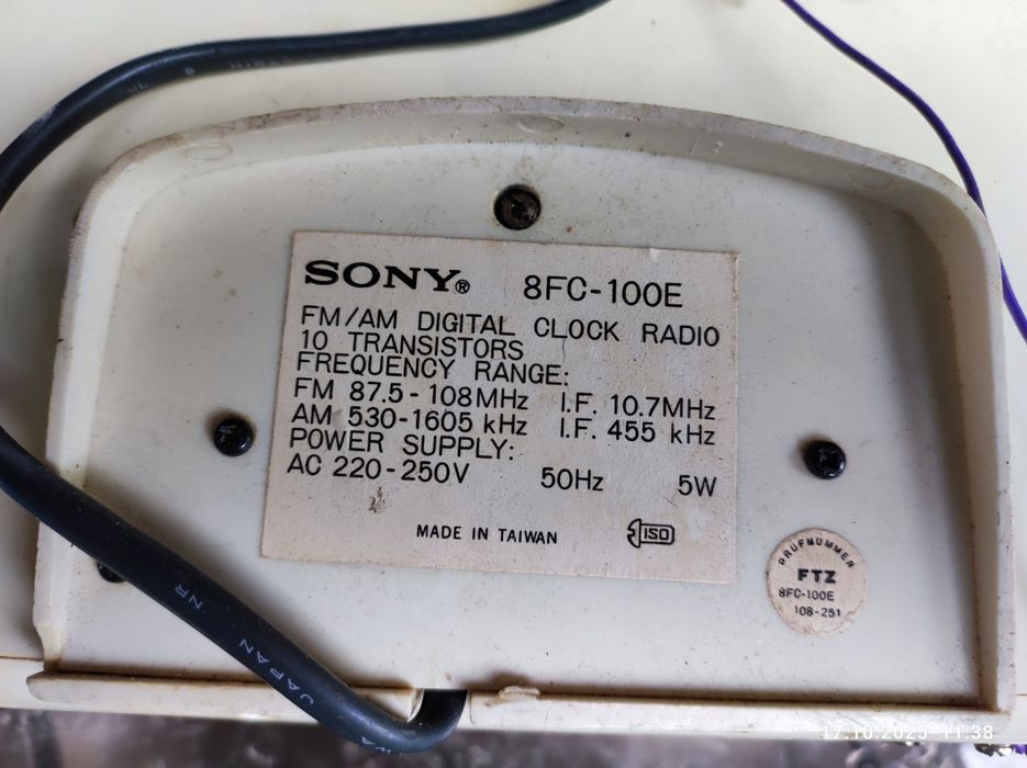 Radio z zegarem klapkowym SONY Solid State Digimatic