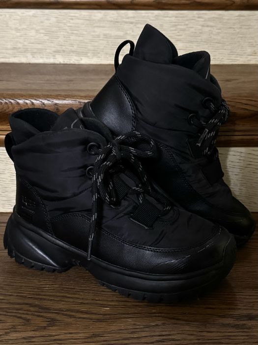 Теплі кросівки UGG