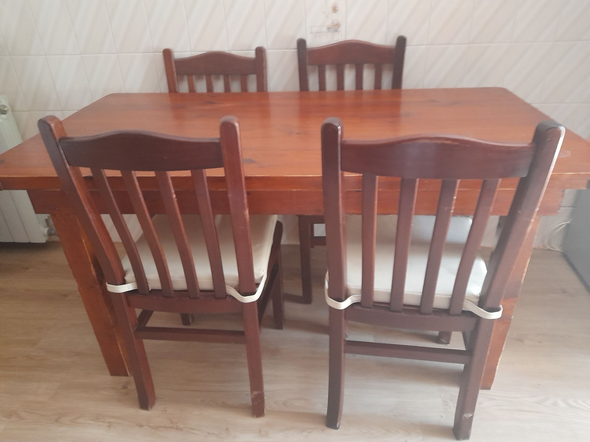 Mesa de madeira com 4 cadeiras