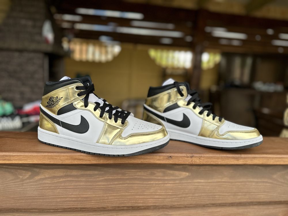 Кроссовки Nike Air Jordan 1 Mid Metallic Gold. Размер 44,5