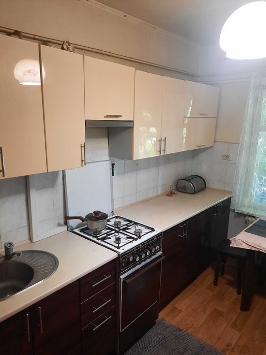 Продаж частини будинку з окремим двором,землею та зручностями.