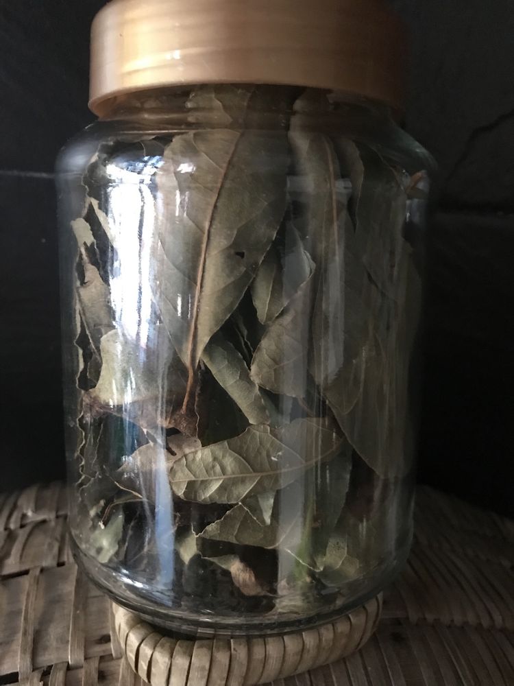 Chas e aromáticas, cidreira, menta, louro (secas ou desidratadas)
