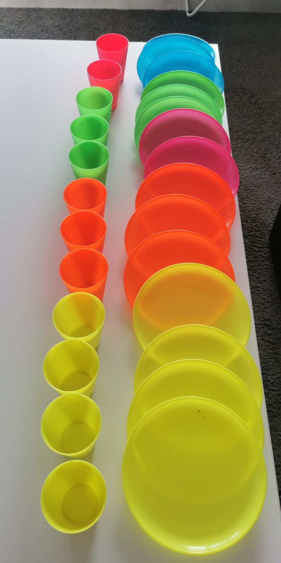 Zestaw 14 talerzyków i 12 kubków plastikowych nietłukące