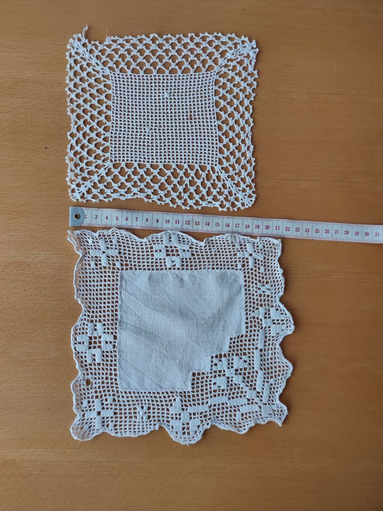 Conjunto de naperons em crochê e tecido.