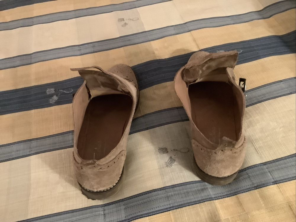 Sapatos em camurça bege a apertar com fivela