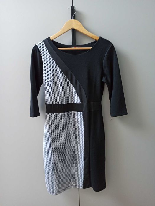 Elegancka czarna sukienka dopasowana z wzorem w pepitkę