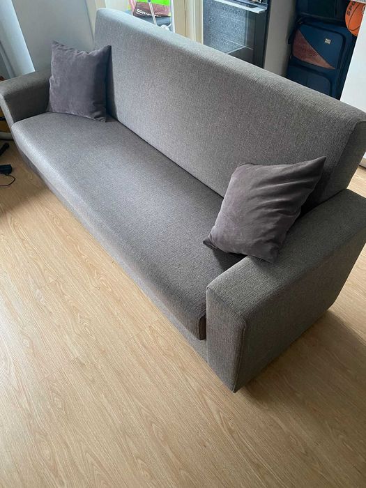 Sofá-cama com baú e almofadas