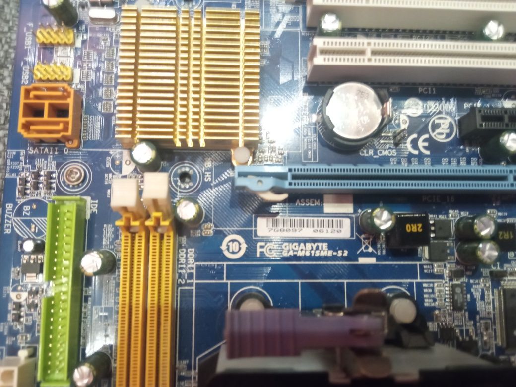 Gigabyte ga-ms61sme-s2 plus AMD phenom 9500 2.2