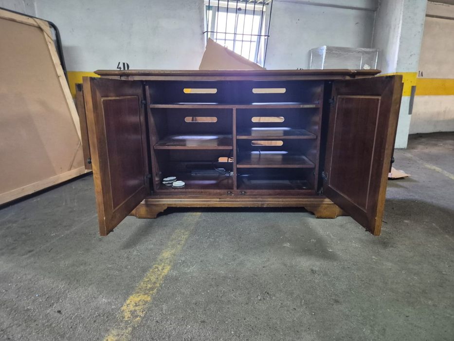 Estante em madeira rosa