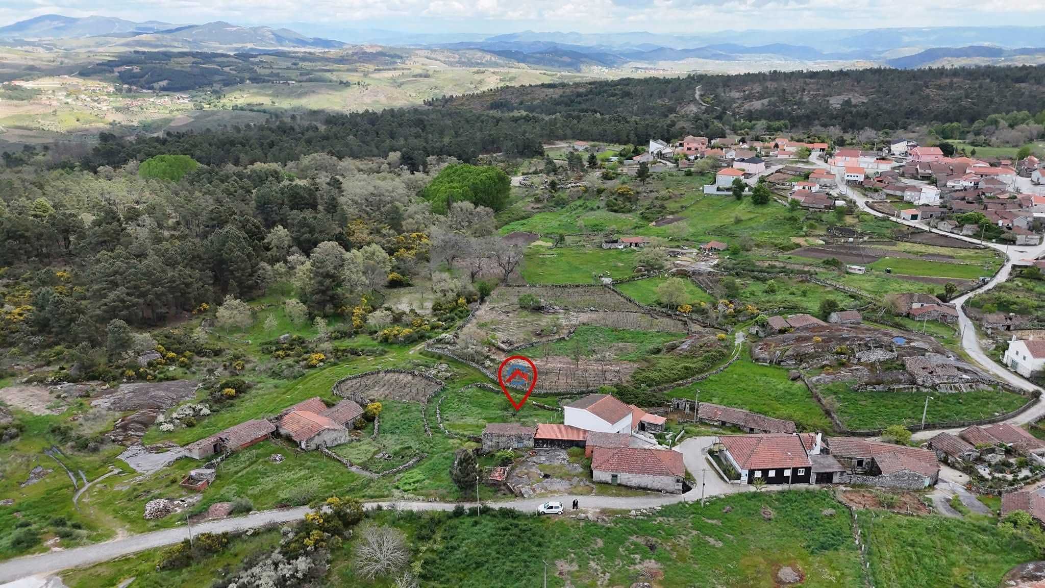Ruína com Terreno