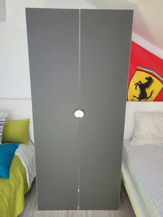 Roupeiro Ikea cinzento e branco