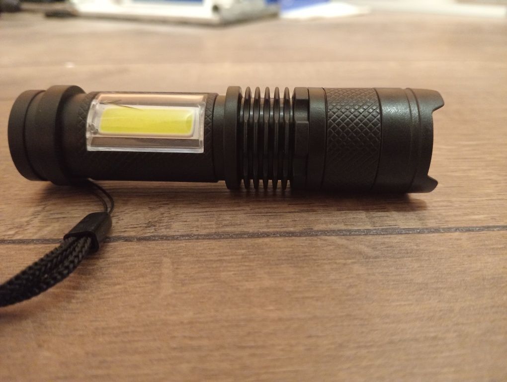 Ergonomiczna latarka z zoomem optycznym
