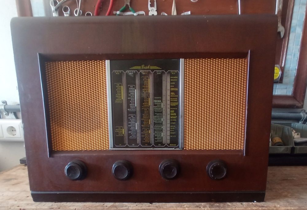 rádio  modelo Bush DAC11,