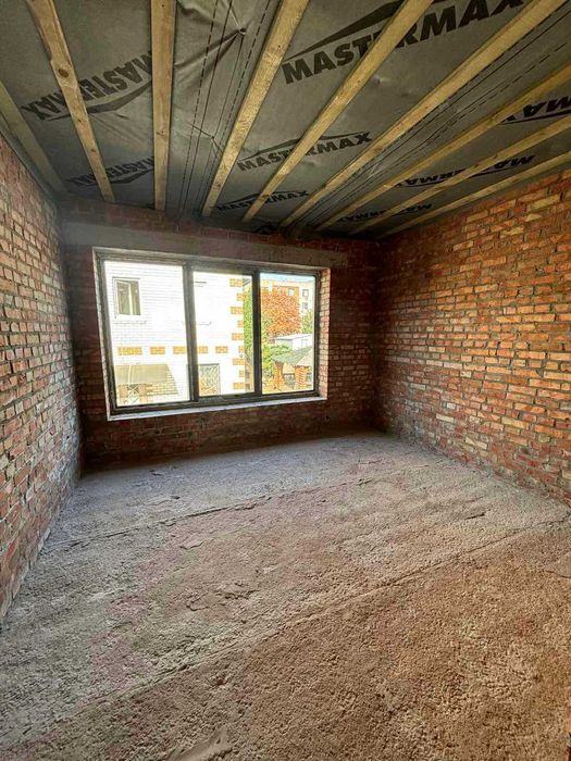 Новий таунхаус з червоної цегли в центральній частині міста. Галина