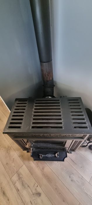 Kominek żeliwny wolnostojący SAEY z funkcją kuchenki