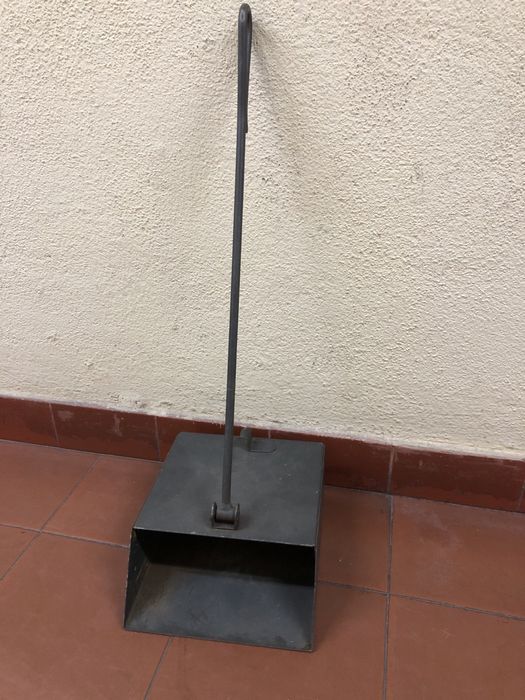 Pá para recolher cinzas em lareiras
