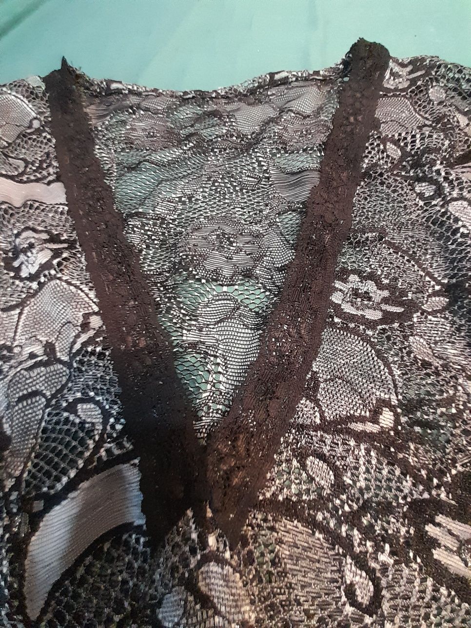 Blusa rendada cor preta e cinza