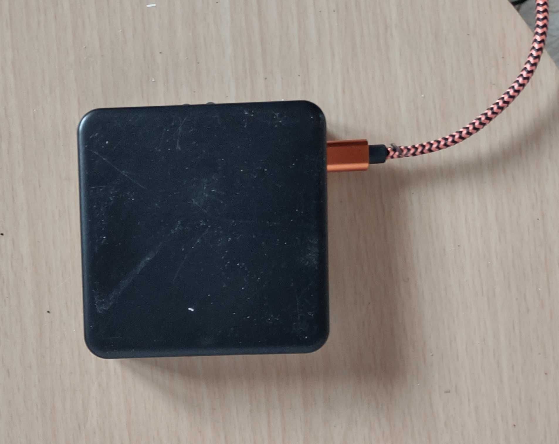 Power bank sprawny: dwa wejścia / dwa wyjścia +latarka