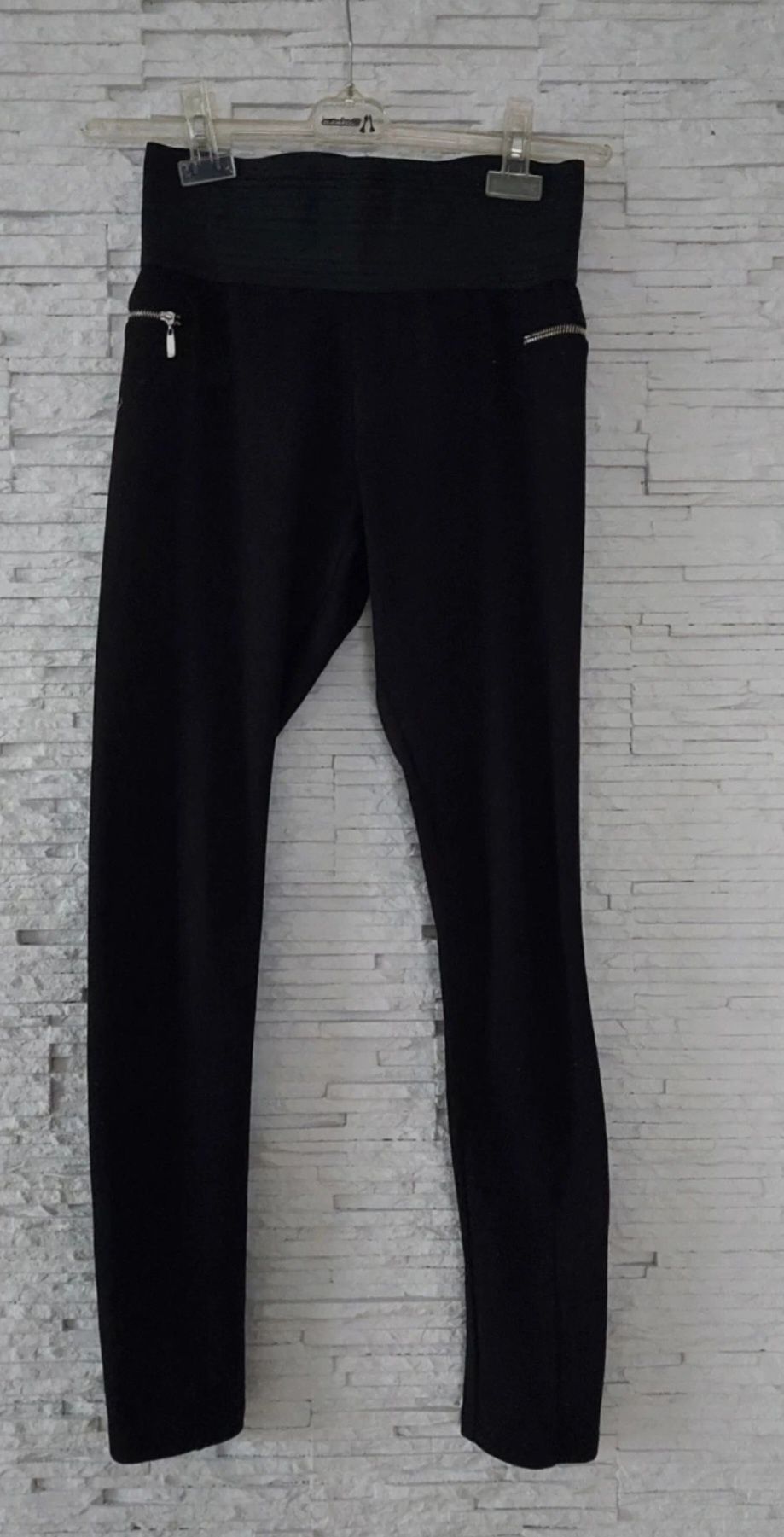 Czarne legginsy z wysokim stanem M Reserved