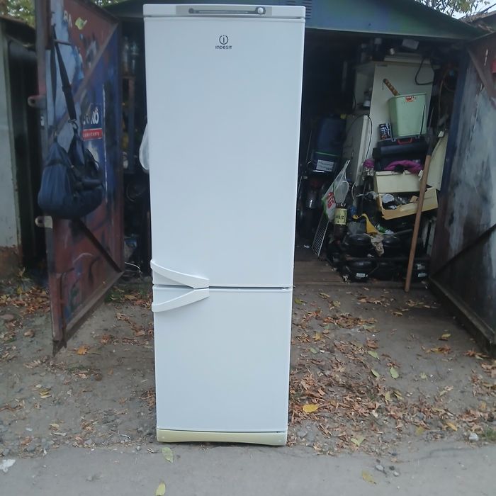 Продам холодильник Indesit