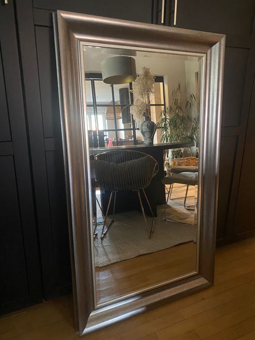 Lustro we włoskiej ramie