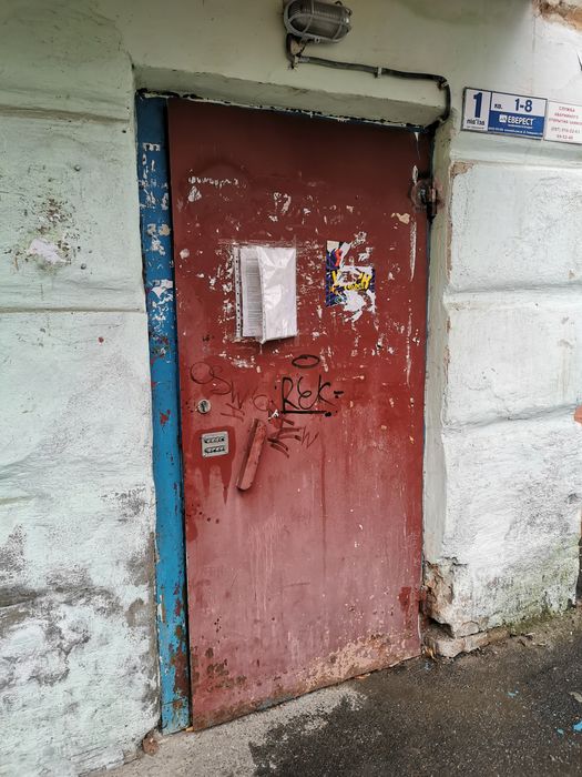 Металеві двері з кодовим замком