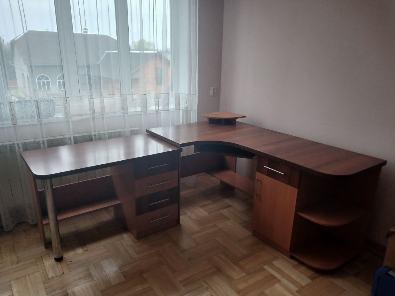 Комп'ютерний стіл