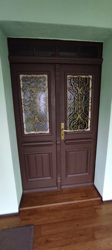 Drzwi drewniane 90 letnie z otwieranymi okiennicami i metaloplastyką