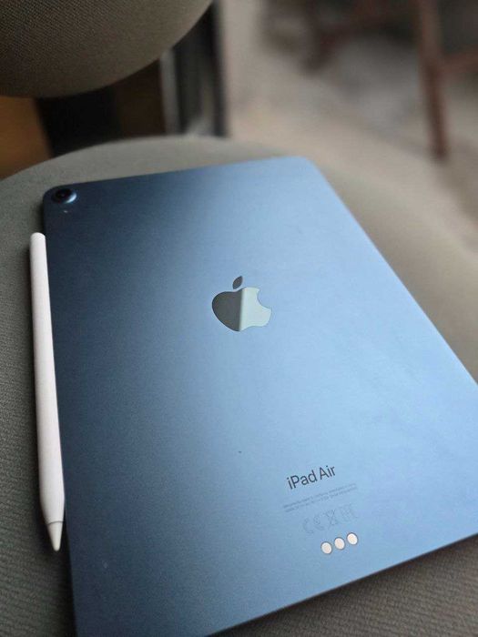 iPad Air 5 (2022) Blue + Apple Pencil 2 + Logitech Folio Touch